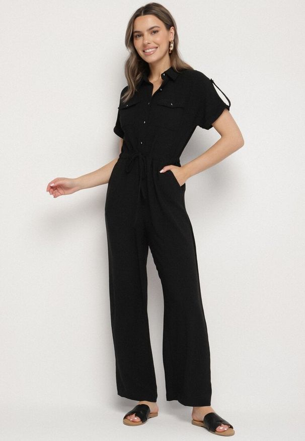 Born2be - Czarny Kombinezon o Koszulowym Kroju z Krótkim Rękawem i Wiązaniem w Talii Mareriela. Kolor: czarny. Długość rękawa: krótki rękaw. Długość: krótkie. Sezon: wiosna, lato