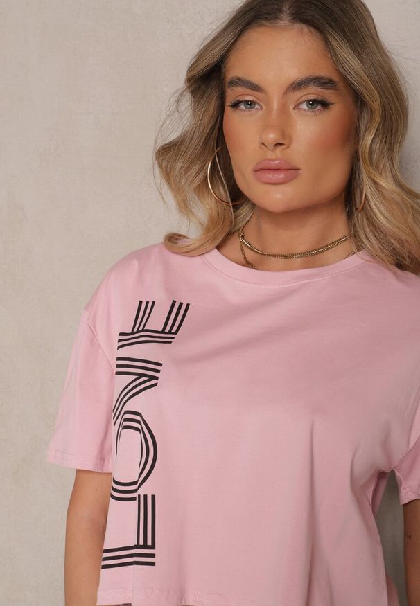 Renee - Różowy T-shirt z Bawełny o Krótkim Kroju Ozdobiony Napisem Sannovia. Okazja: na co dzień. Kolor: różowy. Materiał: bawełna. Długość: krótkie. Wzór: aplikacja, napisy. Styl: klasyczny, casual