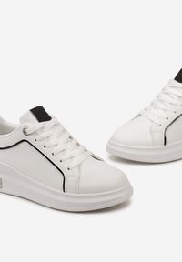 Born2be - Biało-Czarne Sneakersy Cilvana. Nosek buta: okrągły. Zapięcie: sznurówki. Kolor: biały. Materiał: skóra, syntetyk. Szerokość cholewki: normalna. Wzór: aplikacja