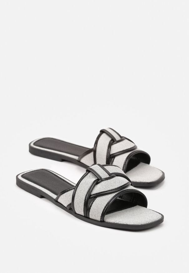 Renee - Czarno-Białe Klapki z Ozdobnymi Paskami Silferia. Okazja: na co dzień. Kolor: czarny. Materiał: jeans. Wzór: paski. Sezon: lato. Obcas: na obcasie. Styl: casual. Wysokość obcasa: niski