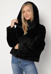 Born2be - Czarna Kurtka Futrzana z Nieodpinanym Kapturem Lanasia. Okazja: na co dzień. Kolor: czarny. Materiał: futro. Styl: casual, elegancki #6
