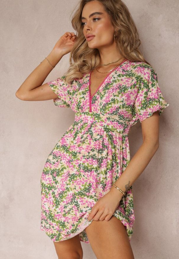 Renee - Różowa Rozkloszowana Sukienka Mini z Krótkimi Rękawami z Wiskozy Greenley. Okazja: na co dzień. Kolor: różowy. Materiał: wiskoza. Długość rękawa: krótki rękaw. Styl: casual. Długość: mini