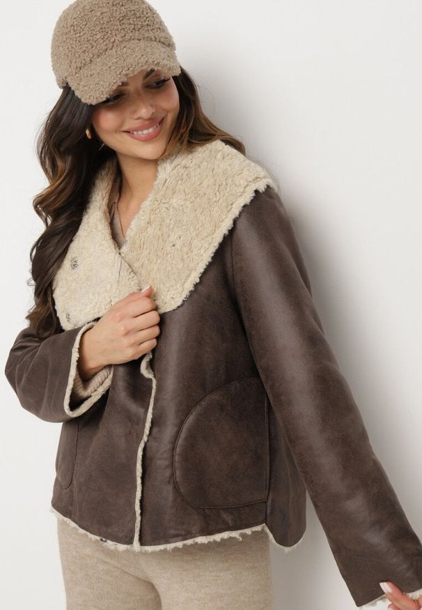 Born2be - Brązowa Kurtka Biker o Pudełkowym Kroju z Wysokim Kołnierzem i Futerkiem Liolaine. Okazja: na co dzień, na imprezę. Kolor: brązowy. Materiał: futro. Długość rękawa: długi rękaw. Długość: długie. Styl: casual, elegancki