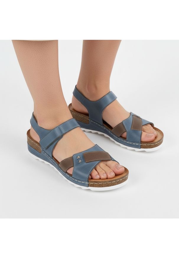 Sandały damskie Wasak, wykonane ze skóry naturalnej licowej z regulowanym zapięciem na rzep skórzanym wnętrzem i wkładką oraz platformą o wyraźnie za. Zapięcie: rzepy. Kolor: niebieski. Materiał: skóra. Sezon: lato. Obcas: na platformie. Styl: elegancki