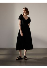 Reserved - Sukienka z wiskozą i lnem - czarny. Kolor: czarny. Materiał: wiskoza, len. Wzór: gładki. Typ sukienki: proste