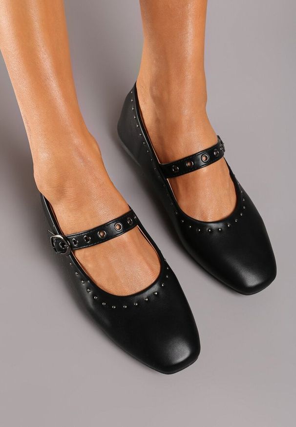 Born2be - Czarne Płaskie Balerinki w Stylu Mary Jane Ozdobione Ćwiekami Biandra. Okazja: na spotkanie biznesowe. Zapięcie: pasek. Kolor: czarny. Materiał: jeans. Wzór: aplikacja. Styl: rockowy, klasyczny, biznesowy, elegancki