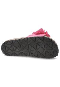 Różowe Klapki Seastar Blue Stylowe Obuwie Damskie Na Lato. Okazja: na spacer, na co dzień. Kolor: różowy. Wzór: aplikacja, kwiaty. Sezon: lato. Styl: elegancki #6