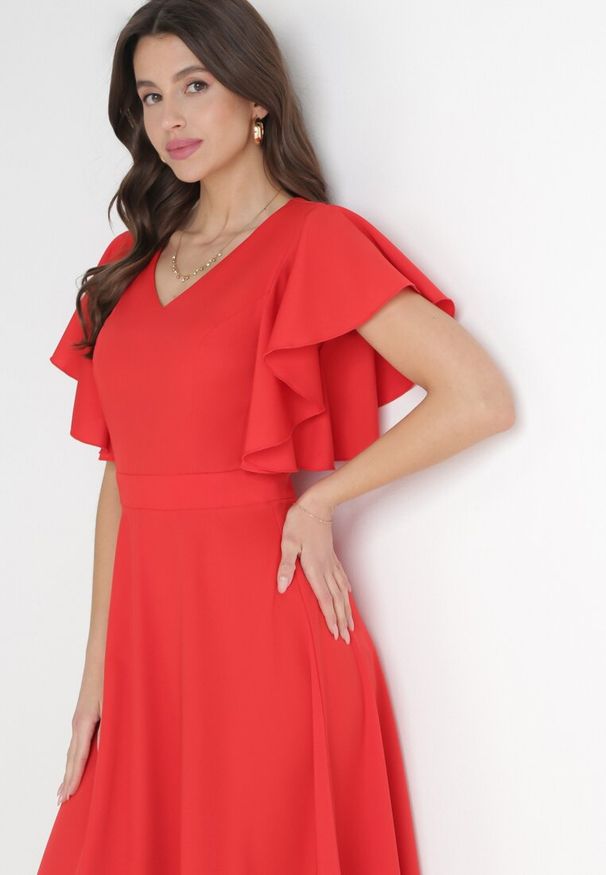 Born2be - Czerwona Rozkloszowana Sukienka Zdobiona Falbanami Emilienne. Okazja: na randkę, na spacer. Kolor: czerwony. Materiał: jeans, tkanina. Wzór: aplikacja, gładki, jednolity. Typ sukienki: rozkloszowane. Styl: wizytowy, klasyczny, elegancki. Długość: maxi