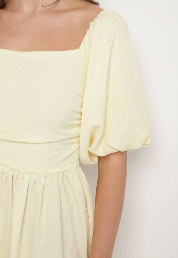 Born2be - Żółta Sukienka o Rozkloszowanym Kroju z Bufiastymi Rękawami Maradora. Okazja: na co dzień. Typ kołnierza: dekolt kwadratowy. Kolor: żółty. Styl: casual