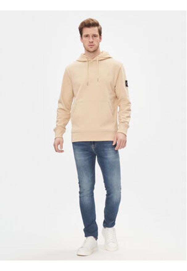 Calvin Klein Jeans Bluza Badge Hoodie J30J323430 Beżowy Regular Fit. Kolor: beżowy. Materiał: bawełna