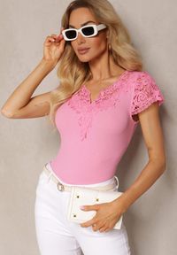 Renee - Różowy Prążkowany T-shirt z Koronkowymi Wstawkami Marinest. Okazja: na co dzień. Kolor: różowy. Materiał: prążkowany, koronka. Styl: klasyczny, casual, elegancki, wizytowy