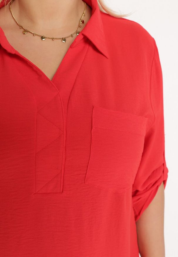 Born2be - Czerwona Bluzka Koszulowa z Kołnierzykiem i Wsuwaną Kieszonką Tafeta. Kolor: czerwony. Materiał: jeans. Długość rękawa: długi rękaw. Długość: długie. Styl: elegancki, klasyczny