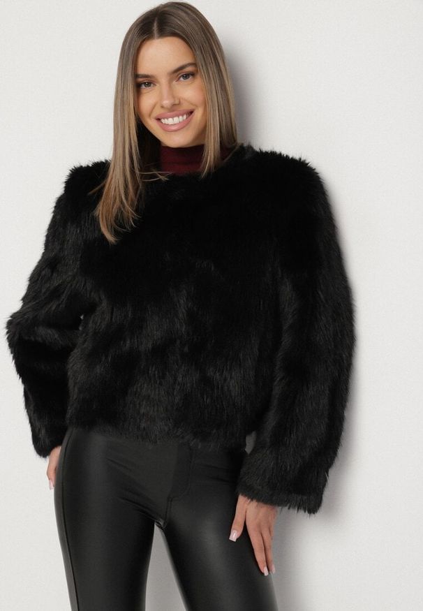 Born2be - Czarna Futerkowa Kurtka o Prostym Kroju z Kieszeniami Awilise. Okazja: na studniówkę. Kolor: czarny. Materiał: skóra. Długość: krótkie. Styl: wizytowy, klasyczny