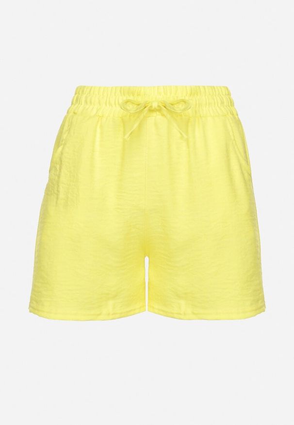 Born2be - Żółte Szorty Ozdobione Wiązaniem Liraine. Okazja: na co dzień. Kolor: żółty. Wzór: aplikacja. Sezon: lato. Styl: casual