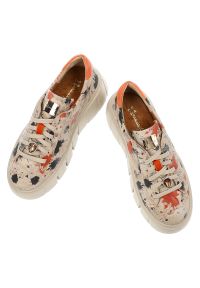Pomarańczowe Sneakersy Maciejka Stylowe Obuwie Damskie Z Ciekawą Cholewką. Zapięcie: sznurówki. Kolor: beżowy. Materiał: skóra. Szerokość cholewki: normalna. Wzór: aplikacja. Styl: elegancki #4