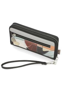 Portfel damski Anekke, z ozdobnym nadrukiem i metalowym logo zapinany na suwak wyposażony w liczne przegrody na karty miejsce na banknoty oraz kiesze. Kolor: brązowy. Wzór: nadruk #5