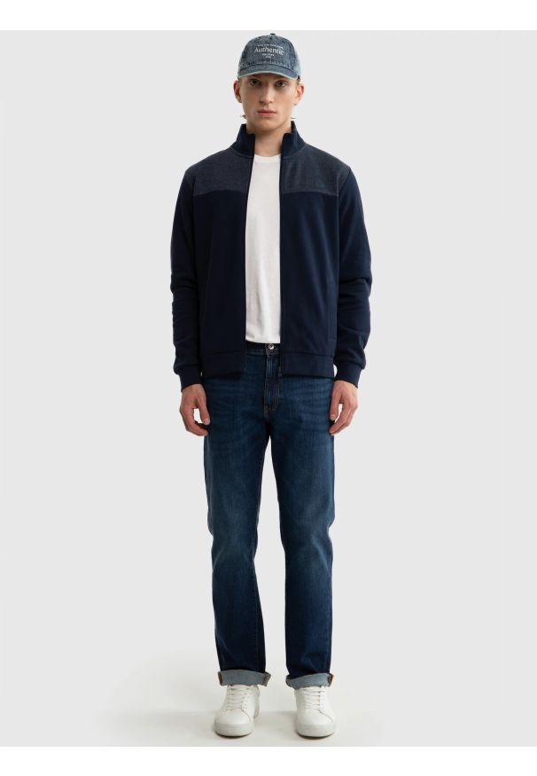 Big-Star - Bluza męska ze stójką granatowa Joe 403. Okazja: na co dzień. Typ kołnierza: kołnierzyk stójkowy. Kolor: niebieski. Materiał: jeans, bawełna. Wzór: melanż, aplikacja, nadruk. Sezon: zima, jesień. Styl: klasyczny, casual