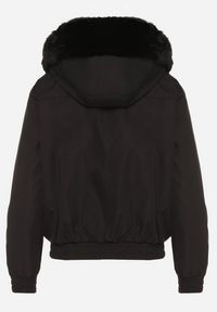 Born2be - Czarna Kurtka Bomberka z Futrzanym Obszyciem i Kapturem Rannasa. Okazja: na co dzień. Kolor: czarny. Materiał: futro. Styl: casual #6