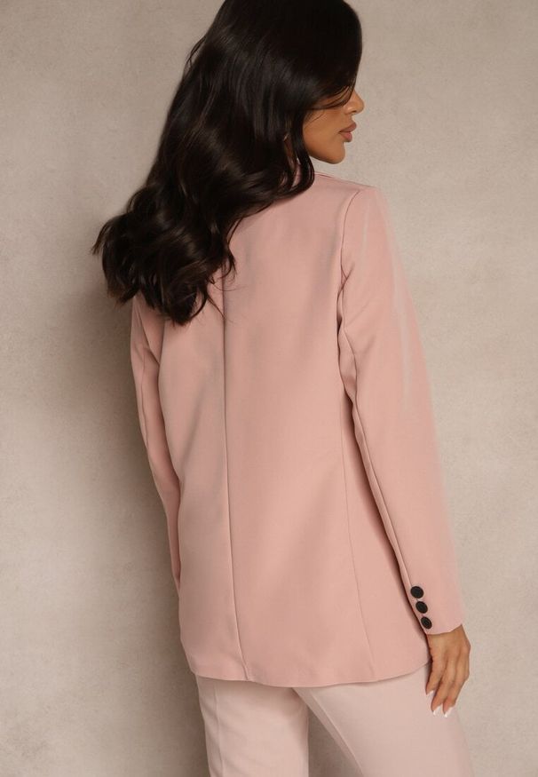 Renee - Różowa Jednorzędowa Marynarka o Klasycznym Kroju Zdobiona Imitacją Kieszeni Zenzeri. Okazja: na co dzień, na spotkanie biznesowe. Kolor: różowy. Materiał: jeans. Wzór: aplikacja. Styl: klasyczny