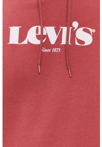 Levi's® - Levi's Bluza bawełniana męska kolor czerwony z kapturem z nadrukiem. Okazja: na spotkanie biznesowe. Typ kołnierza: kaptur. Kolor: czerwony. Materiał: bawełna. Wzór: nadruk. Styl: biznesowy #2