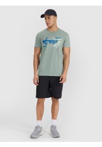 4f - 4F T-shirt regular z nadrukiem męski - oliwkowy L. Okazja: na co dzień. Kolor: oliwkowy, brązowy, wielokolorowy. Materiał: bawełna, jersey, materiał. Długość rękawa: krótki rękaw. Długość: krótkie. Wzór: nadruk. Styl: sportowy, casual, klasyczny