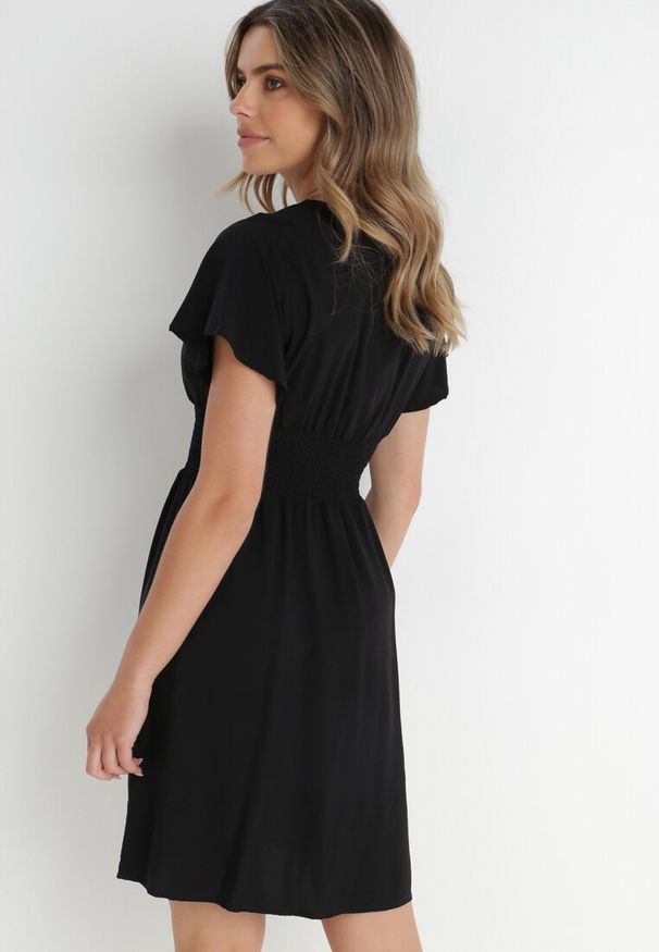 Born2be - Czarna Sukienka z Wiskozy Saede. Okazja: na co dzień. Kolor: czarny. Materiał: wiskoza. Wzór: gładki. Sezon: lato. Typ sukienki: kopertowe. Styl: casual. Długość: mini