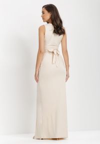 Born2be - Jasnobeżowa Sukienka z Kopertowym Dekoltem i Marszczeniem Zdobiona Rozcięciem Parthastos. Okazja: na wesele, na ślub cywilny, na studniówkę, na imprezę. Kolor: beżowy. Wzór: aplikacja. Sezon: wiosna. Typ sukienki: kopertowe. Styl: klasyczny, elegancki #6