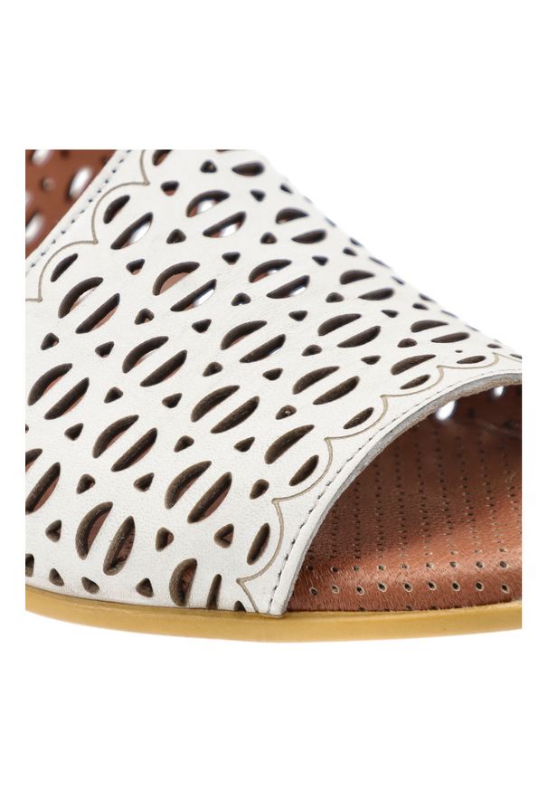 Sandały damskie Artiker, eleganckie ze skóry naturalnej wsuwane na płaskim obcasie, białe, 56C2549. Okazja: na co dzień. Zapięcie: bez zapięcia. Kolor: biały. Wzór: ażurowy. Materiał: skóra. Sezon: lato. Obcas: na obcasie. Styl: elegancki. Wysokość obcasa: niski