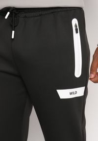 Born2be - Czarne Dresowe Spodnie z Ozdobnymi Wstawkami i Ściągaczami Riannia. Okazja: na co dzień. Kolor: czarny. Materiał: dresówka. Styl: sportowy, casual #3