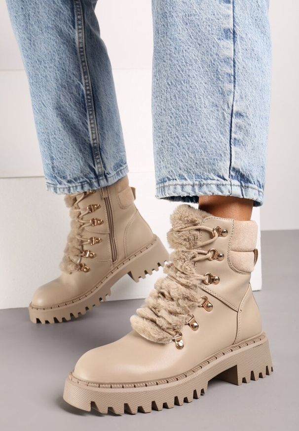 Renee - Ciemnobeżowe Trapery w Casualowym Stylu z Futerkowym Zdobieniem na Języku Taniapea. Okazja: na co dzień. Zapięcie: sznurówki. Kolor: beżowy. Materiał: jeans, puch. Szerokość cholewki: normalna. Wzór: aplikacja. Styl: klasyczny, casual, street