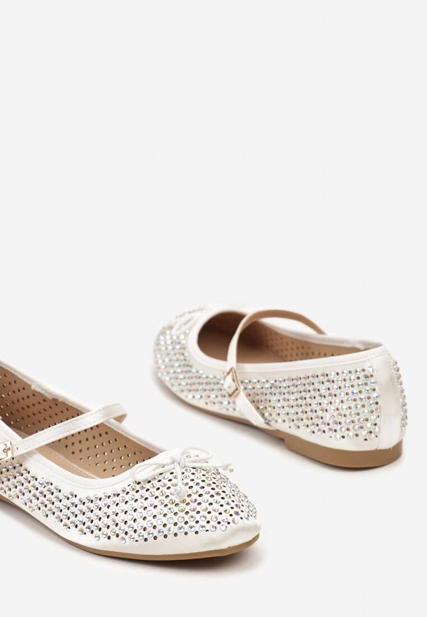 Born2be - Białe Balerinki z Ażurową Cholewką i Paskiem na Klamrę Moraisa. Okazja: na co dzień. Zapięcie: klamry. Kolor: biały. Materiał: jeans, bawełna. Szerokość cholewki: normalna. Wzór: ażurowy. Obcas: na płaskiej podeszwie. Styl: elegancki, casual
