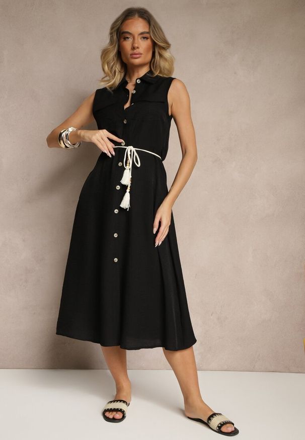 Renee - Czarna Sukienka z Wiskozy o Koszulowym Kroju z Ozdobnym Sznurkiem z Frędzlami Lavbia. Okazja: na co dzień, na spotkanie biznesowe. Typ kołnierza: dekolt w kształcie V. Kolor: czarny. Materiał: wiskoza. Długość rękawa: bez rękawów. Typ sukienki: koszulowe. Styl: casual, biznesowy