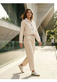 Sinsay - Jeansy jogger balloon z lyocellem - beżowy. Kolor: beżowy