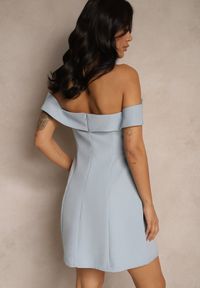 Renee - Jasnoniebieska Koktajlowa Sukienka Bandeau z Zakładką Przy Dekolcie Milzemis. Kolor: niebieski. Wzór: ażurowy. Sezon: lato. Styl: wizytowy