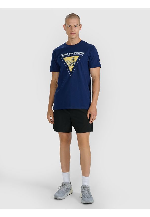 4f - 4F T-shirt regular z nadrukiem męski - granatowy XL. Okazja: na co dzień. Kolor: niebieski. Materiał: bawełna, materiał, jersey. Długość rękawa: krótki rękaw. Długość: krótkie. Wzór: nadruk. Styl: wakacyjny, sportowy, klasyczny, casual