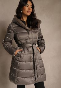 Renee - Szara Pikowana Kurtka z Nieodpinanym Kapturem o Długim Kroju z Paskiem Lidassea. Okazja: na co dzień. Kolor: szary. Materiał: jeans. Długość: długie. Styl: casual #1