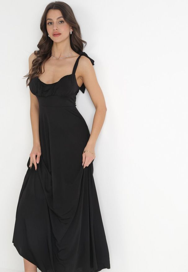 Born2be - Czarna Rozkloszowana Sukienka Maxi z Wiązanymi Ramiączkami Lisija. Kolor: czarny. Długość rękawa: na ramiączkach. Styl: elegancki. Długość: maxi
