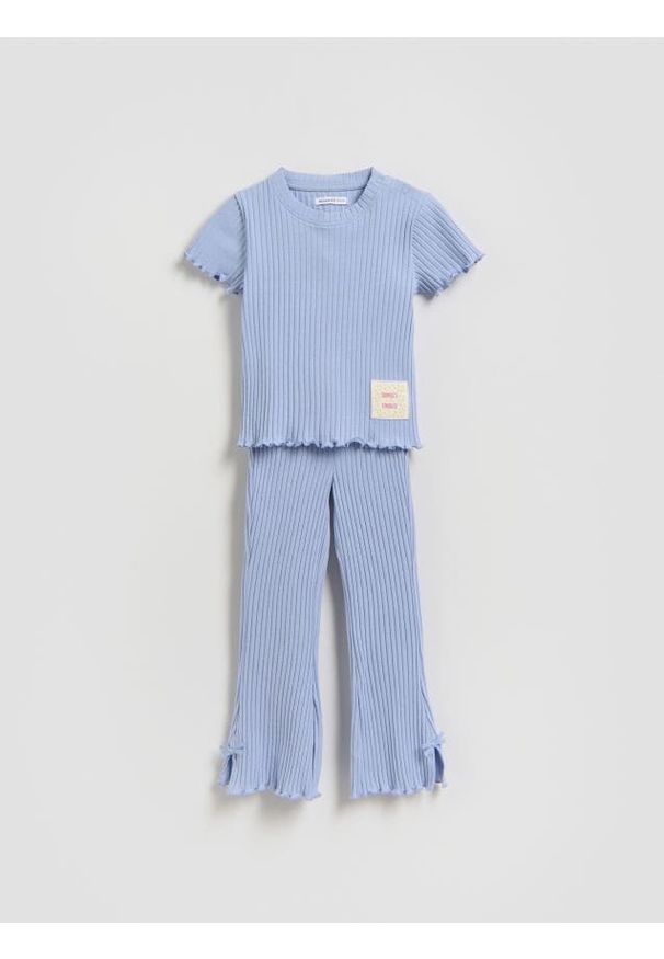 Reserved - Prążkowany komplet z naszywką - lawendowy. Kolor: fioletowy. Materiał: prążkowany. Wzór: aplikacja