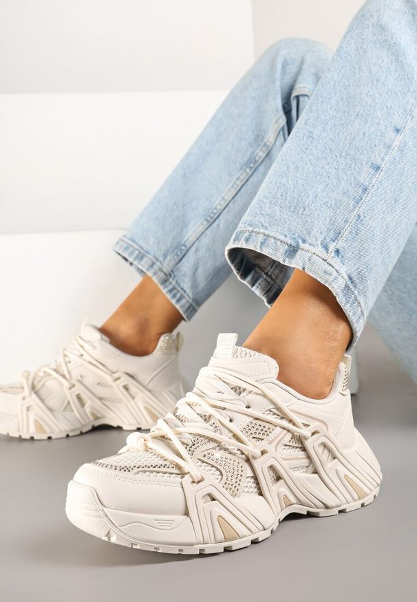 Born2be - Beżowe Sneakersy na Grubej Podeszwie z Geometrycznym Wzorem i Cyrkoniami Lavinoria. Okazja: na co dzień. Kolor: beżowy. Materiał: jeans. Wzór: geometria