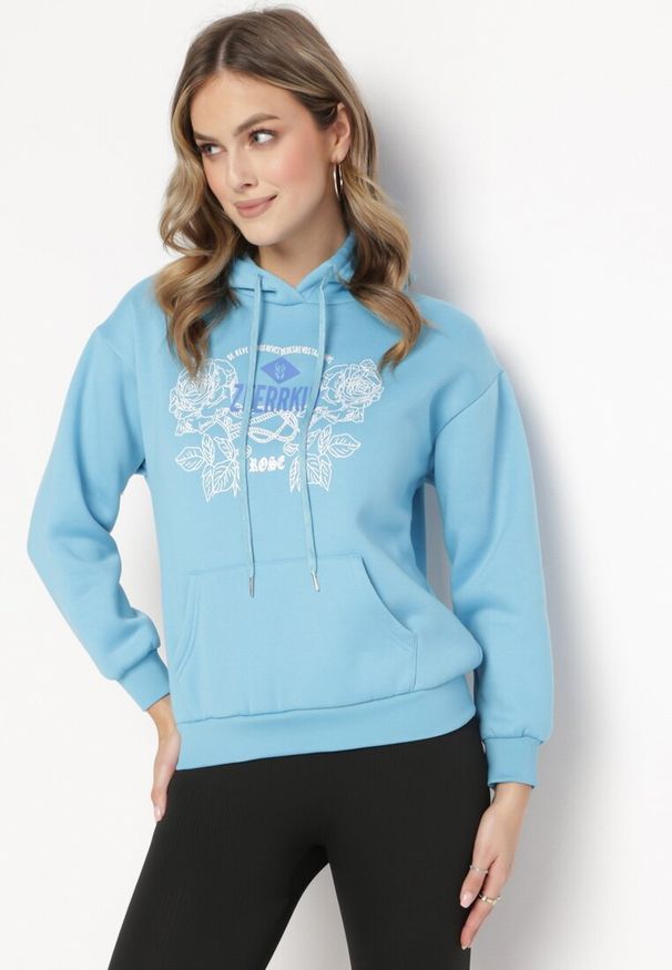 Born2be - Jasnoniebieska Bluza z Kapturem i Nadrukiem oraz Ściągaczami Apperforda. Typ kołnierza: kaptur. Kolor: niebieski. Materiał: polar. Wzór: nadruk