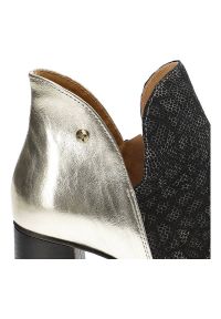 Czarne Botki Maciejka Eleganckie Skórzane Buty. Okazja: na co dzień. Nosek buta: otwarty. Kolor: czarny. Szerokość cholewki: normalna. Wzór: geometria. Materiał: skóra. Obcas: na obcasie. Styl: elegancki. Wysokość obcasa: średni #4