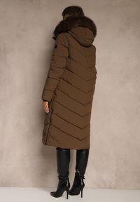 Renee - Brązowa Pikowana Kurtka o Długim Kroju z Kapturem z Futrem Galianesa. Okazja: na spacer, na co dzień. Typ kołnierza: kaptur. Kolor: brązowy. Materiał: futro. Długość: długie. Wzór: aplikacja. Styl: casual, elegancki #5