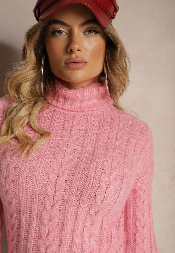 Renee - Jasnoróżowy Golf w Klasycznym Stylu Tortilla. Okazja: na spotkanie biznesowe. Typ kołnierza: golf. Kolor: różowy. Materiał: jeans. Długość rękawa: długi rękaw. Długość: długie. Styl: klasyczny