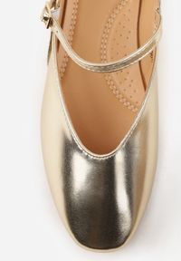 Born2be - Złote Balerinki Vices z Paskiem z Klamerką Zdobione Przeszyciem Desilita. Okazja: na co dzień. Nosek buta: okrągły. Zapięcie: pasek. Kolor: złoty. Wzór: aplikacja. Materiał: jeans. Obcas: na obcasie. Styl: elegancki, casual. Wysokość obcasa: niski #9