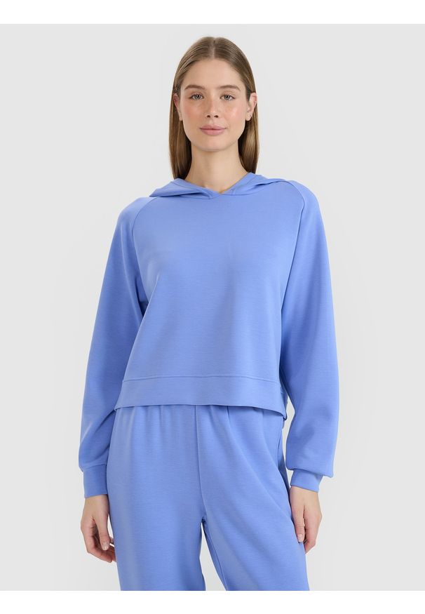 4f - 4F Bluza dresowa nierozpinana z modalem damska - niebieska S. Okazja: na co dzień. Typ kołnierza: bez kaptura. Kolor: niebieski. Materiał: dresówka. Długość rękawa: raglanowy rękaw. Wzór: gładki, ze splotem. Styl: klasyczny, sportowy, casual. Sport: fitness