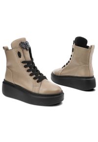 Beżowe Sneakersy Karino Damskie Buty Jesienne. Okazja: na spacer, na spotkanie biznesowe. Zapięcie: sznurówki. Kolor: beżowy. Materiał: skóra. Sezon: jesień. Obcas: na obcasie. Styl: elegancki, biznesowy. Wysokość obcasa: średni #7