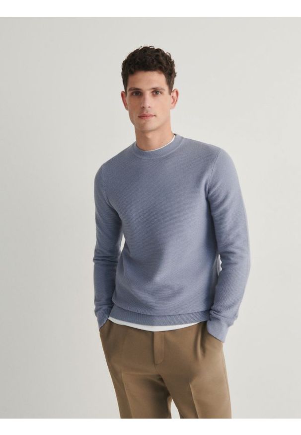 Reserved - Strukturalny sweter - jasnoniebieski. Kolor: niebieski. Materiał: bawełna, dzianina