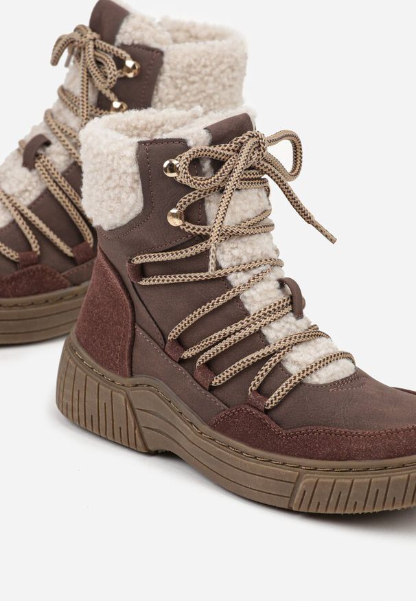 Born2be - Brązowe Sznurowane Śniegowce z Futerkiem Typu Baranek Mevesalia. Okazja: na co dzień. Wysokość cholewki: przed kolano. Zapięcie: sznurówki. Kolor: brązowy. Materiał: futro. Szerokość cholewki: normalna. Sezon: jesień, zima. Styl: casual