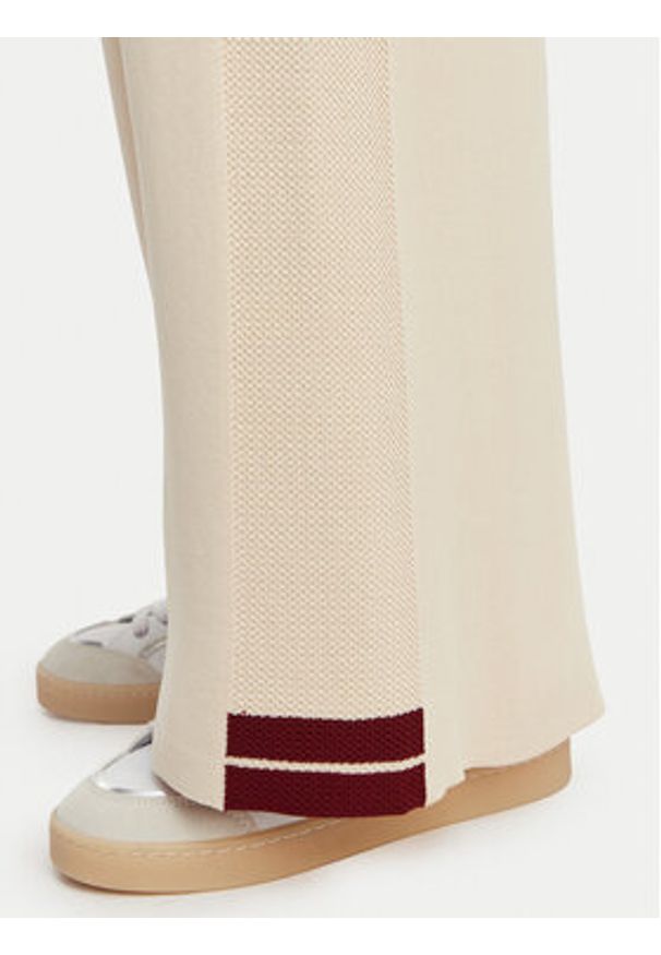 Guess Spodnie dresowe V6GB06 Z0651 Beżowy Wide Leg. Kolor: beżowy. Materiał: syntetyk