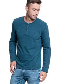 Mustang - MĘSKI LONGSLEEVE MUSTANG ANTON C HENLEY 1009959 5243. Typ kołnierza: typu henley. Kolor: niebieski. Długość rękawa: długi rękaw #5